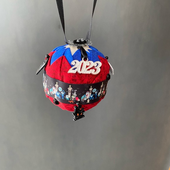 Handcrafted quilt look solid, Nebraska, cornhusker ornament. With gift box - Picture 8 of 9